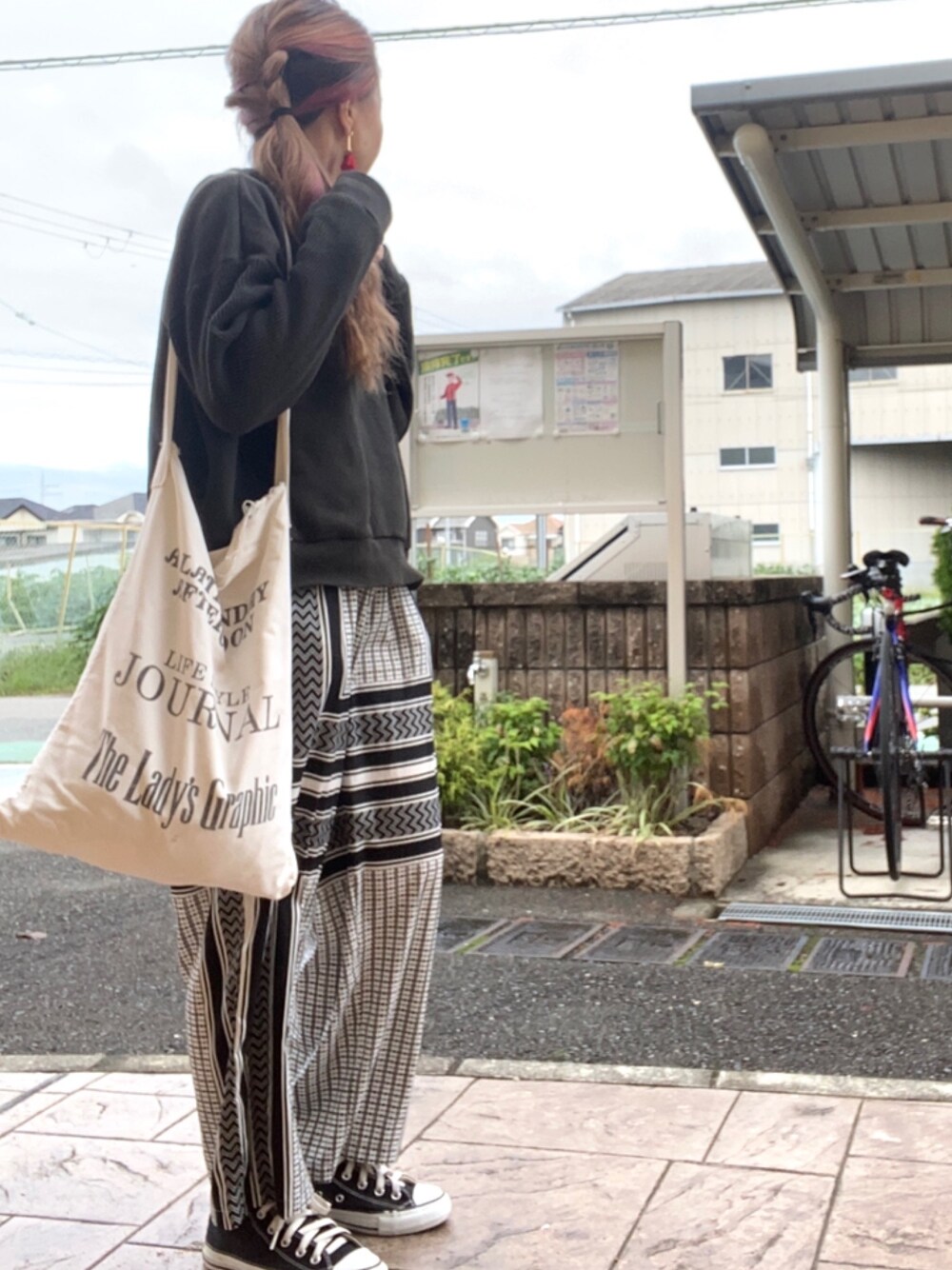 ホワイト系のトートバッグ、ブラック系のその他パンツ、ブラック系のスニーカーを着用したレディースの秋コーディネートの1枚目の写真