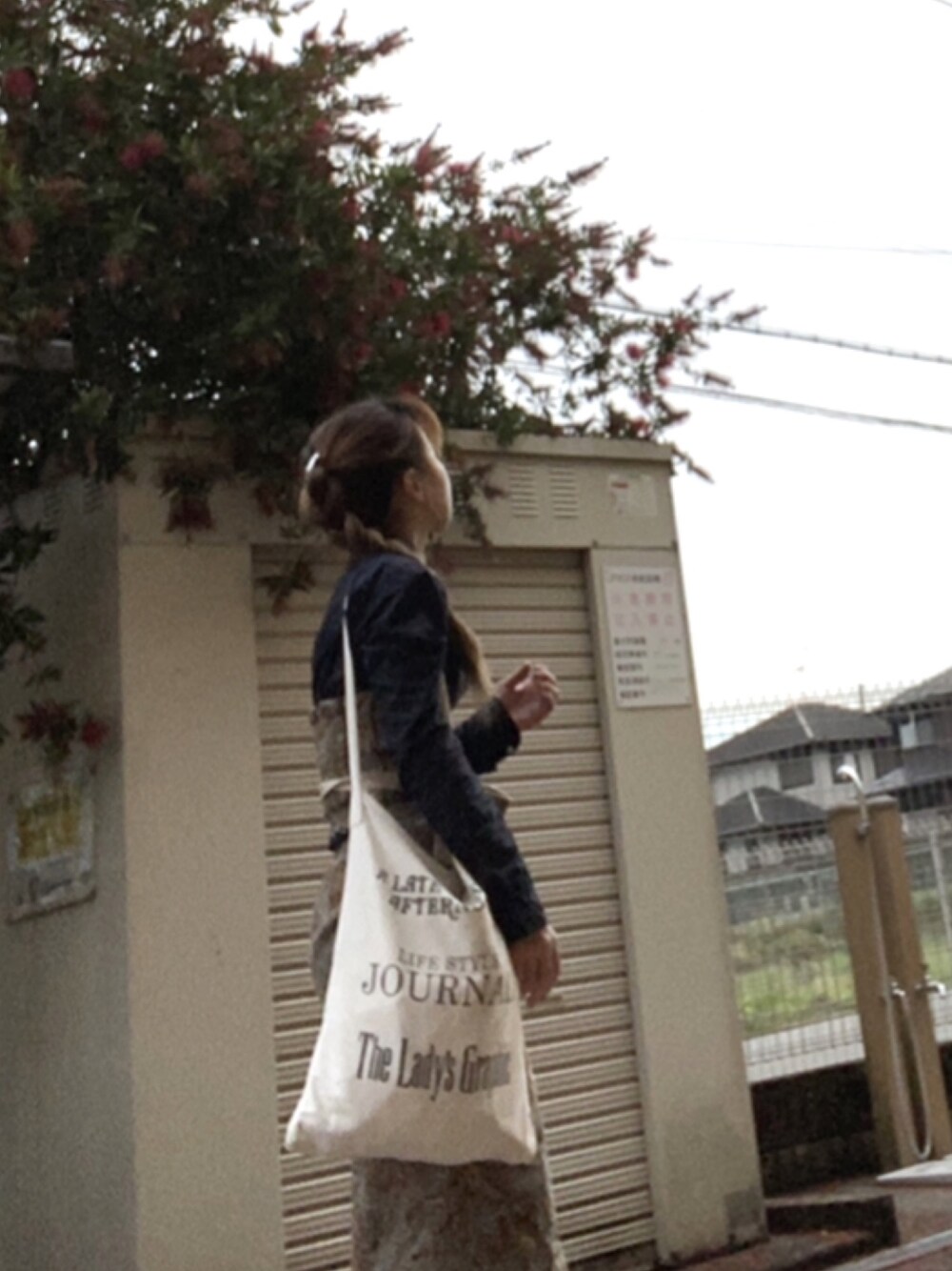 ホワイト系のトートバッグ、ブルー系のスカート、ブルー系のベルトを着用したレディースの春コーディネートの1枚目の写真