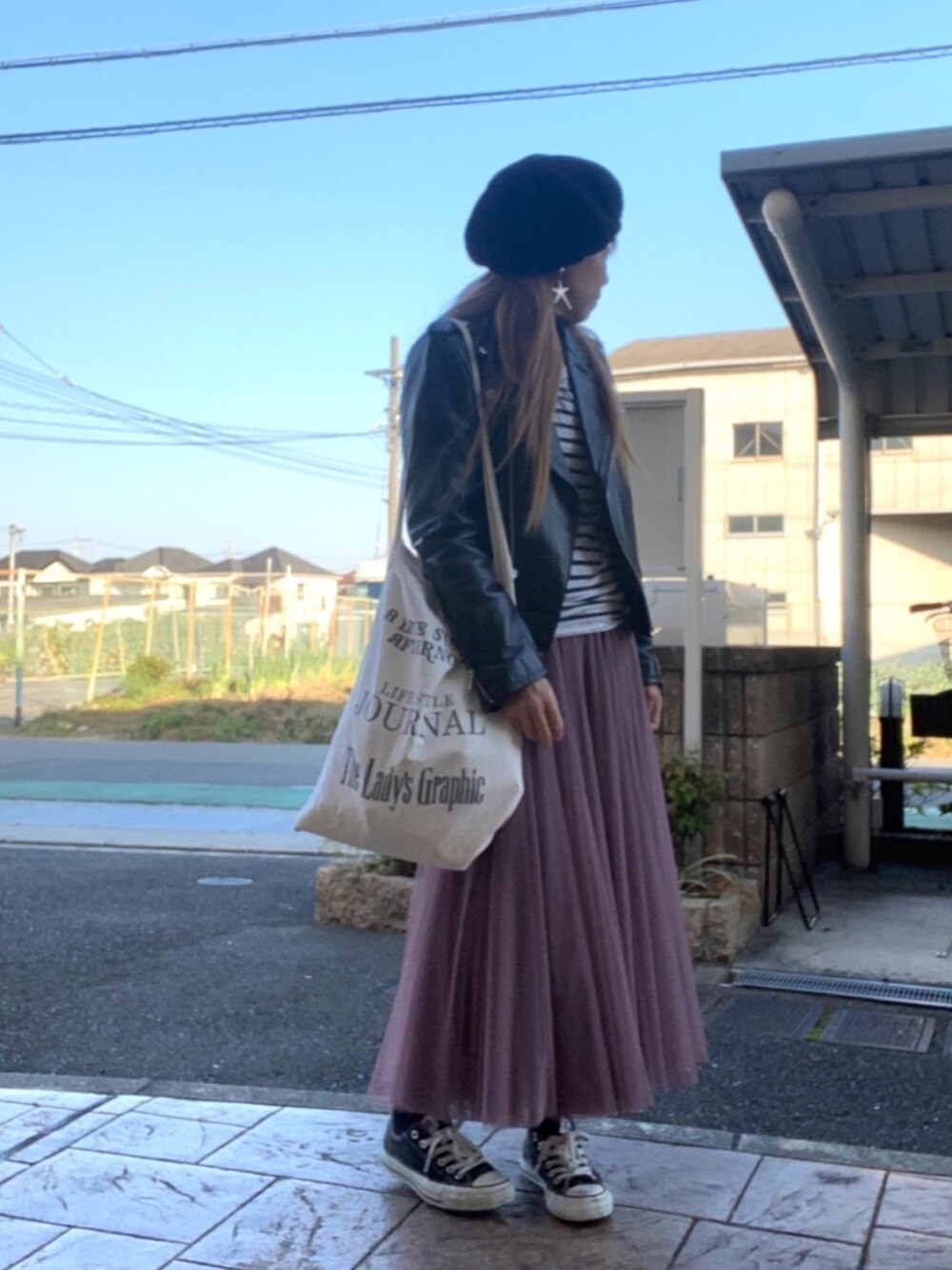 「ボーダー、ライダース、スニーカー、ベレー帽、コーデュロイ、ショルダーバッグ、ピアス」｜「TODAYFULのコーデゥロイベレー（ハンチング/ベレー帽、ブラック系）」を使った、いく☆さん（レディース・153cm）の秋コーディネートの1枚目の写真