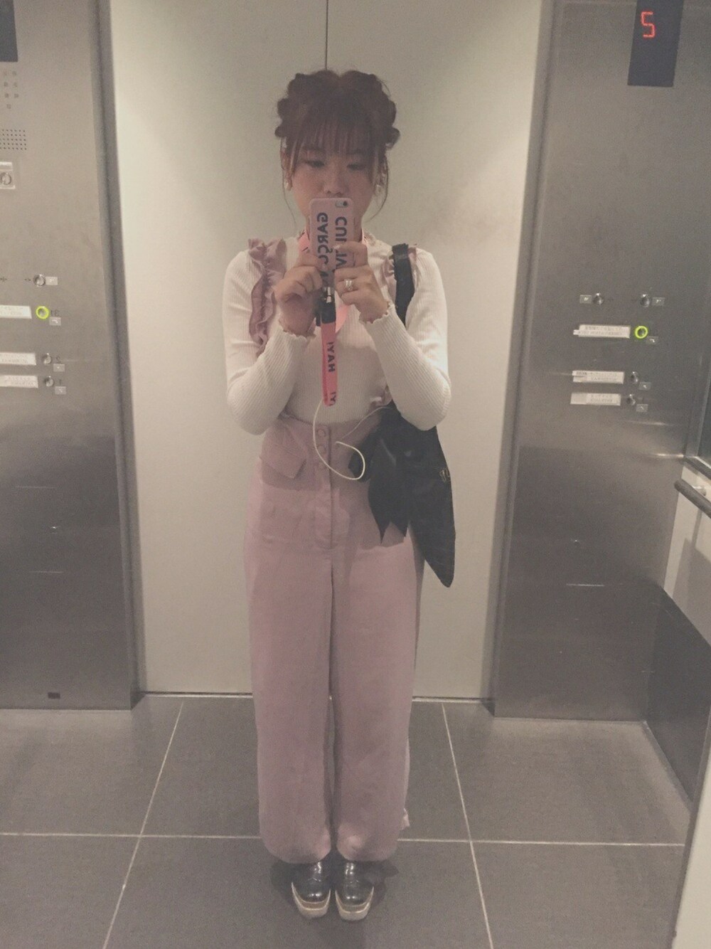 「one after another NICE CLAUPのフリフリサス付きパンツ（その他パンツ、ピンク系）」を使った、アイラあいらさん（レディース・164cm）の冬コーディネートの1枚目の写真