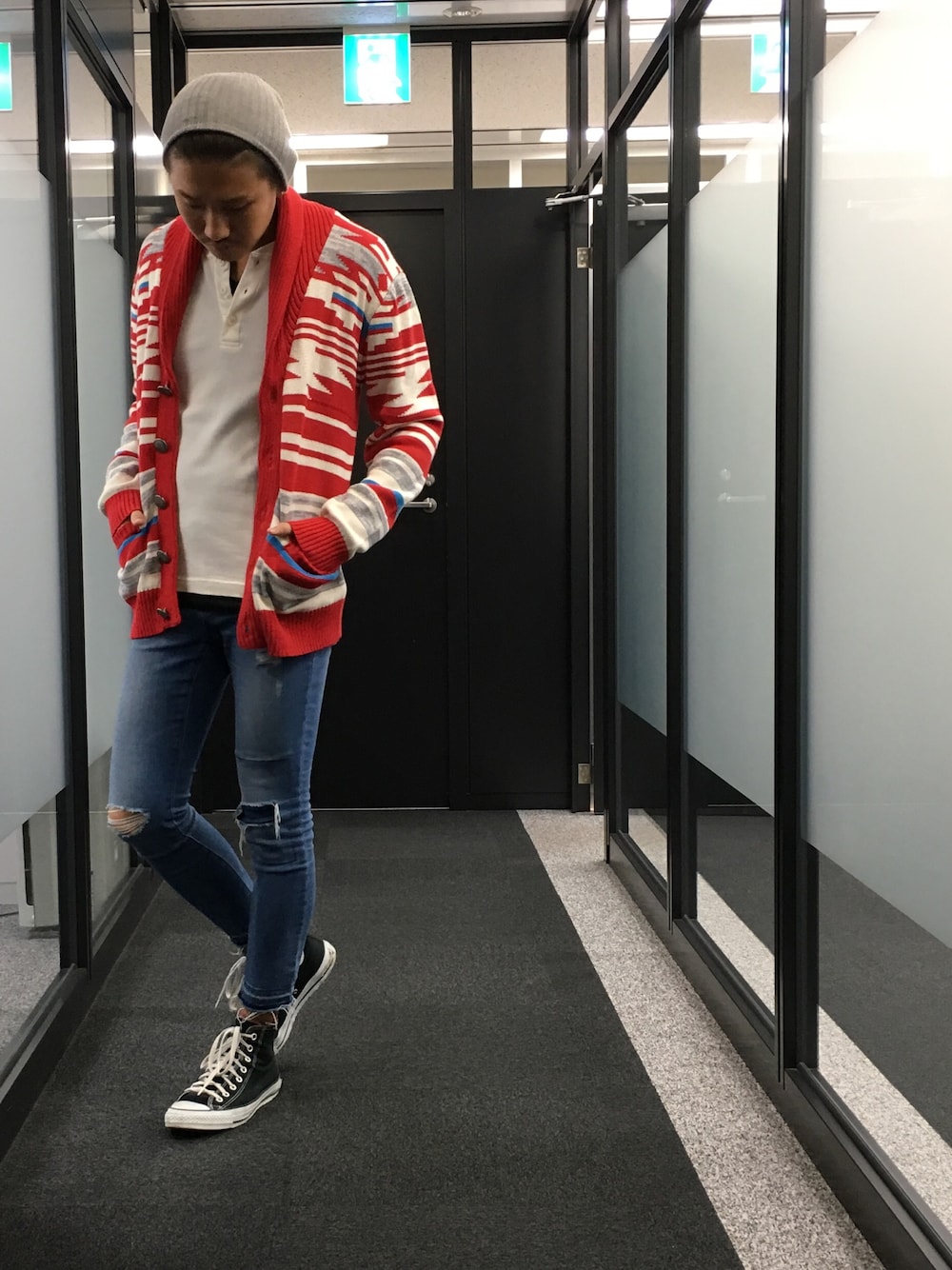 「サーフ、ネイティブ柄、アメカジ、カジュアルコーデ、デニム、スニーカー、海、サーフスタイル、GU、UNIQLO」｜「CavariAの［CavariA/キャバリア］カラ―ネイティブ柄ジャガード織りニットショールカーディガン（カーディガン/ボレロ、レッド系）」を使った、sasaking0104さん（メンズ・175cm）の冬コーディネートの1枚目の写真