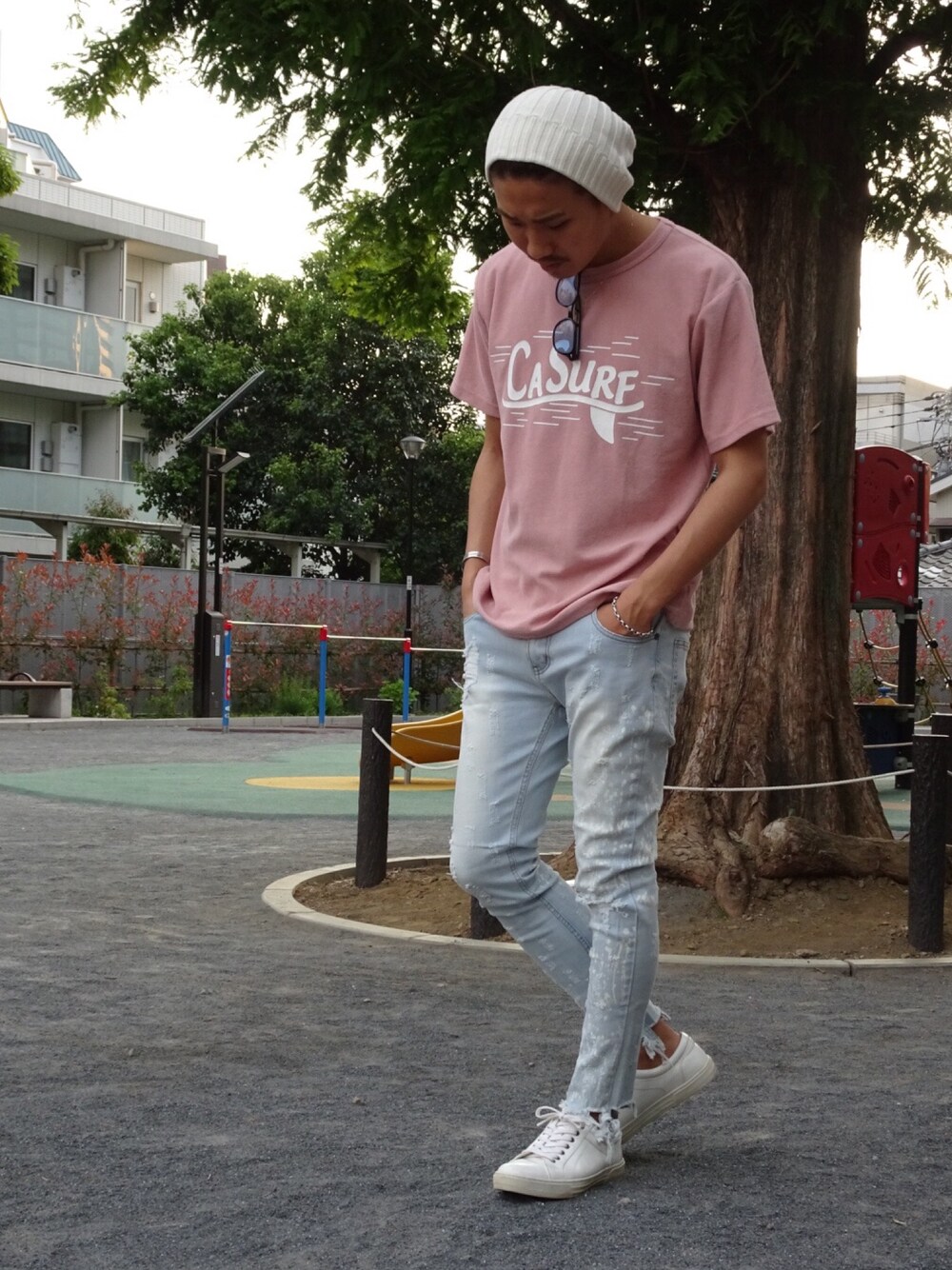 「サーフスタイル、シンプル、アメカジ、海、スニーカー、かんたんコーデ、夏、大人カジュアル、Tシャツ」｜「CavariAの［CavariA/キャバリア］パイル地プリントクルーネック半袖Tee Tシャツ（Tシャツ/カットソー、ピンク系）」を使った、sasaking0104さん（メンズ・175cm）の春コーディネートの1枚目の写真