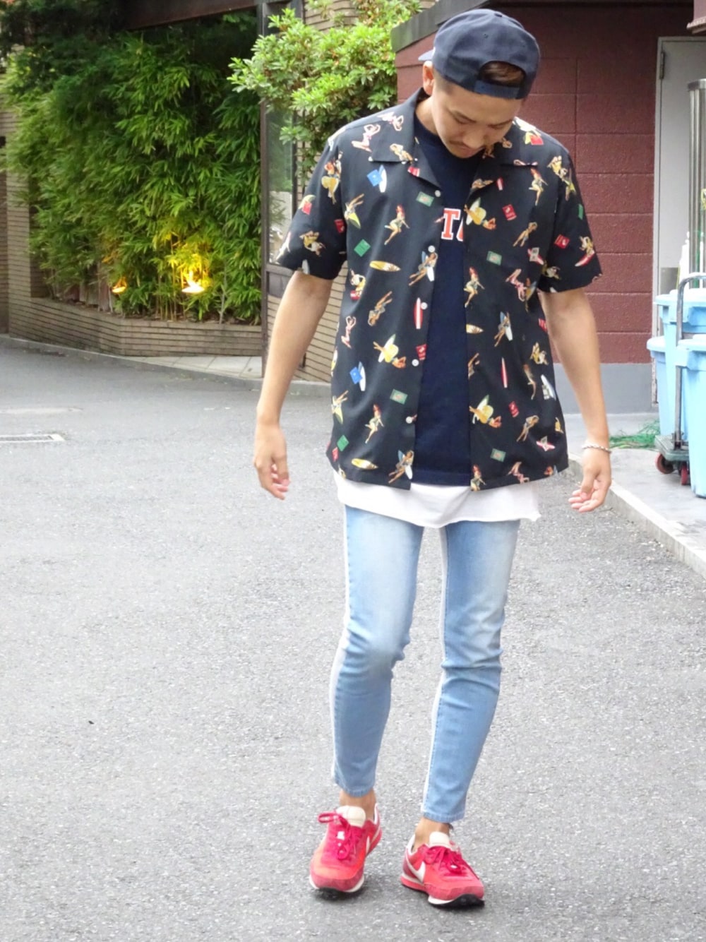 「夏、サーフ、デニム、半袖シャツ、リゾート、CavariA、ストリート、ootd、シティーボーイ」｜「CavariAの［CavariA/キャバリア］転写ガールズプリントオープンカラー半袖シャツ（シャツ/ブラウス、その他）」を使った、sasaking0104さん（メンズ・175cm）の夏コーディネートの1枚目の写真