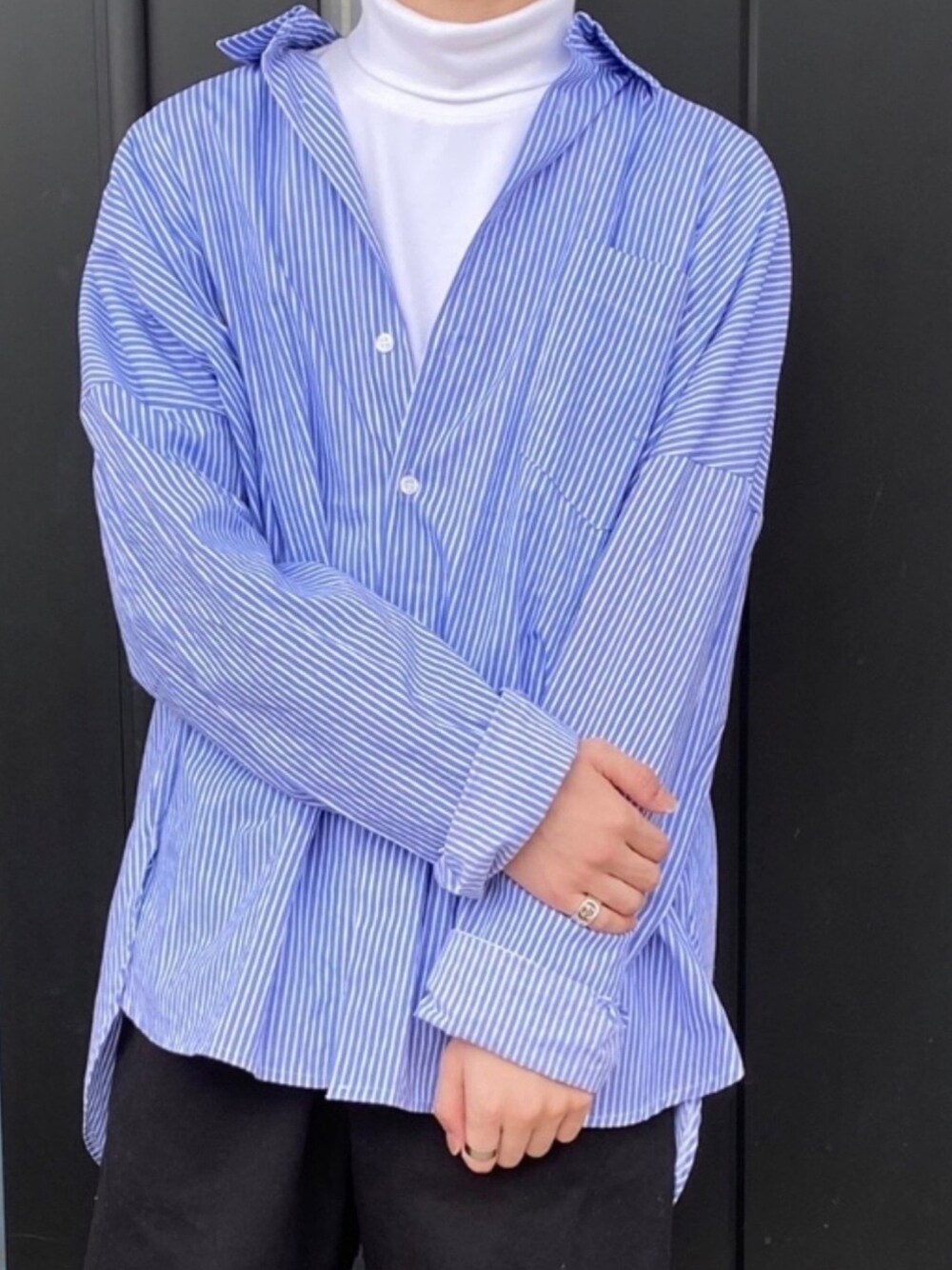 「春コーデ、ストライプ、ストライプシャツ、青、おうちファッション、おしゃれさんと繋がりたい、大学生、白タートルネック、さわやか、フォロバ」｜「GUCCIのGucci Gucci Women's Sterling Silver Interlocked GG Motif Wide Ring YBC190482001018（リング、その他）」を使った、𝓚さん（メンズ・166cm）の春コーディネートの1枚目の写真