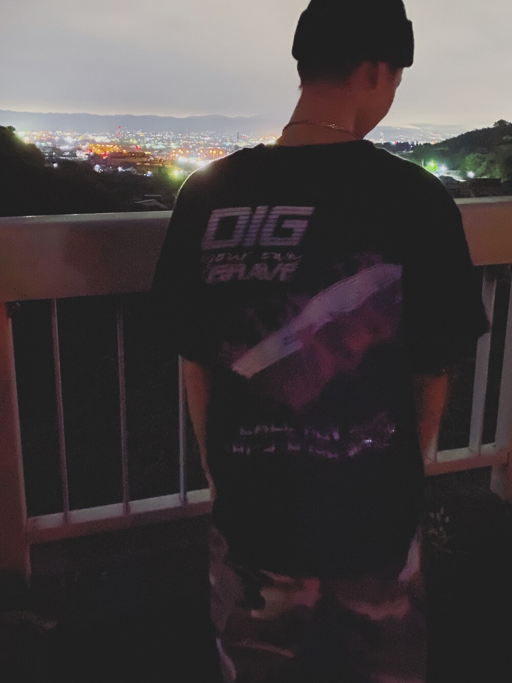 「夏、カモフラ、ビーニー、ストリート、バックプリント」｜「digyourowngraveのアイテム（Tシャツ/カットソー、ブラック系）」を使った、𝓚さん（メンズ・166cm）の夏コーディネートの1枚目の写真