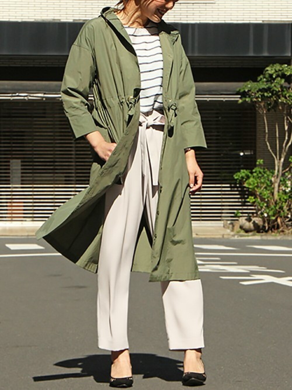 「テーパードパンツ、ワンピース、カジュアル、ボーダー、シンプル、大人カジュアル、カーキ、春、春コーデ、カジュアルコーデ」｜「Sens de vieのSdv フーデットコートワンピース（ワンピース、グリーン系）」を使った、ikka HEAD OFFICE Women'sさん（レディース・158cm）の春コーディネートの1枚目の写真