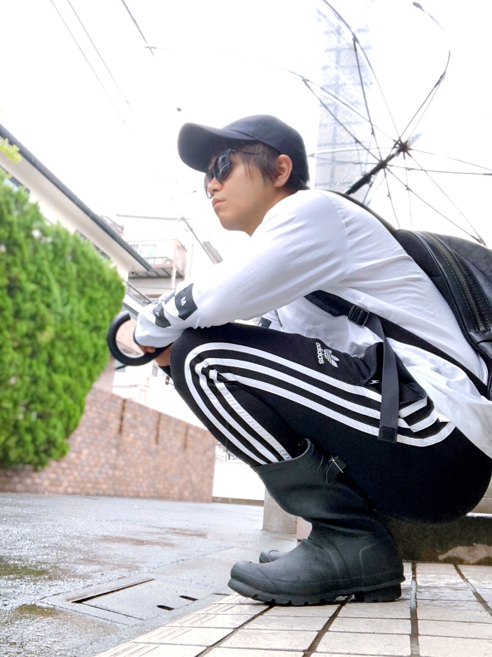 「レインブーツ、ハンター、HUNTER、雨の日コーデ、低身長、低身長コーデ」｜「NIKEのNIKE ナイキ FC H86 ADJ キャップ AH2241 010 BLK/M GOLD（キャップ、ブラック系）」を使った、松浦正太郎/俳優さん（メンズ・163cm）の夏コーディネートの1枚目の写真