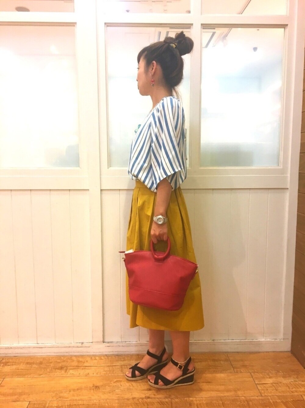 「夏、プチプラコーデ、summer、おだんごヘアー、ブルー、カラースカート、休日コーデ、アラフォー、ブラウス、イエロー×ブルー」｜「DRESKIPのグログランミディースカート（スカート、イエロー系）」を使った、akaneさん（レディース・157cm）の夏コーディネートの1枚目の写真