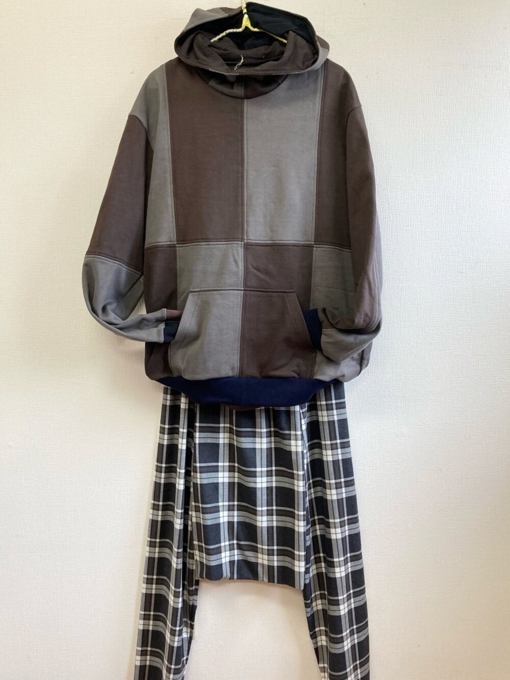 「ストリート、パーカー、バイカラー、サルエルパンツ」｜「ART・DECOMS・PIPEのアイテム（パーカー、グレー系）」を使った、artdecomspipeさん（レディース・155cm）の秋コーディネートの1枚目の写真