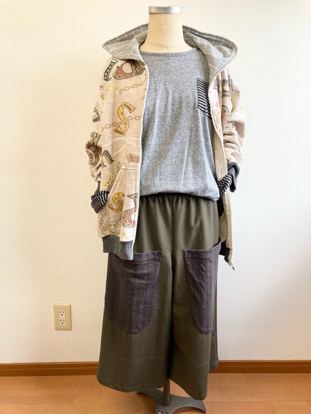 「ワイドパンツ、ガウチョパンツ、スウェットパンツ、パーカー、フードパーカー、スウェット、ロンT」｜「ART・DECOMS・PIPEのアイテム（Tシャツ/カットソー、グレー系）」を使った、artdecomspipeさん（レディース・155cm）の秋コーディネートの1枚目の写真
