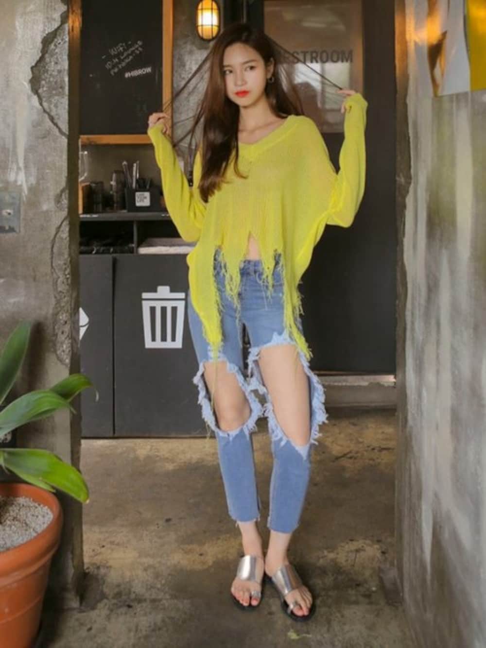 ブルー系のデニムパンツ、イエロー系のニット/セーターを着用したレディースの夏コーディネートの1枚目の写真