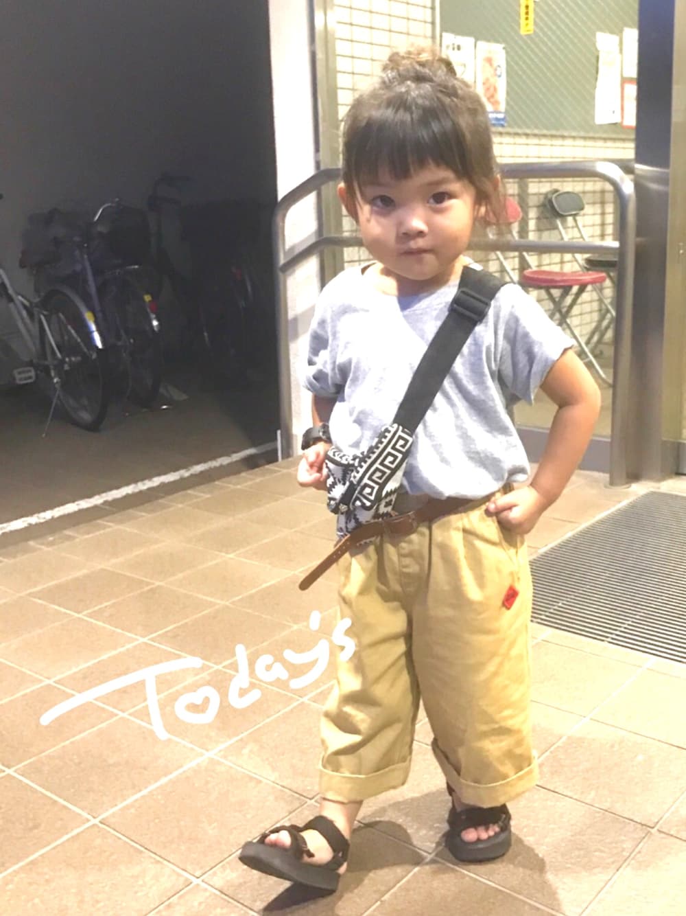 「チノパン、ワイドパンツ、無地T、グレー、バースデイ、おだんごヘアー、スポーツサンダル、シンプル」｜「Birthdayのアイテム（チノパンツ、ベージュ系）」を使った、R I R I♡SＵZUさん（キッズ・90cm）の夏コーディネートの1枚目の写真
