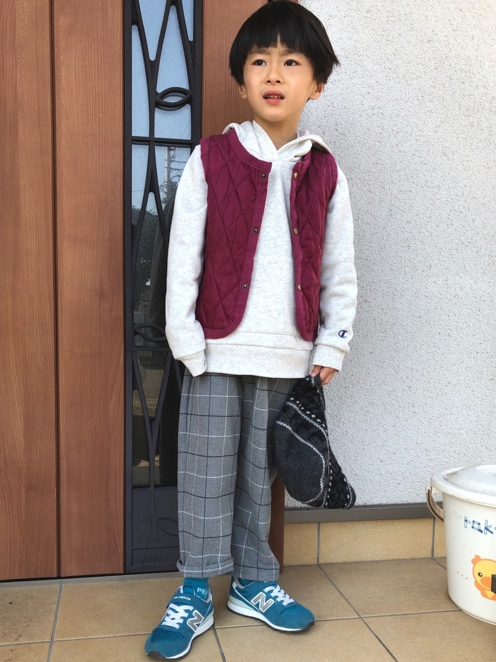 「やっぱりストリートが好き、秋コーデ、カジュアル、オーバーサイズ、シンプルコーデ、チャンピオン、チェック、おしゃれさんと繋がりたい、ニューバランス996」｜「Championのアイテム（スウェット、ホワイト系）」を使った、YUKI☆さん（キッズ・110cm）の秋コーディネートの1枚目の写真