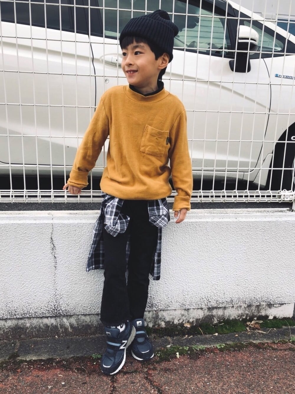 イエロー系のTシャツ/カットソー、ブラック系のシャツ/ブラウス、ブラック系のデニムパンツを着用したキッズの秋コーディネートの1枚目の写真