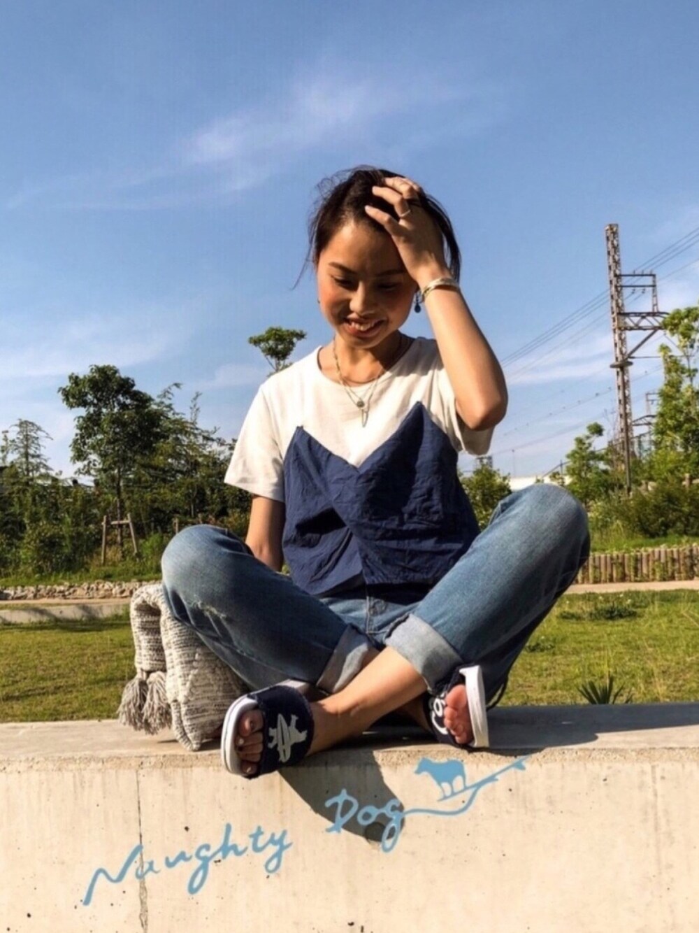 ブルー系のTシャツ/カットソー、ブルー系のデニムパンツ、ブルー系のサンダルを着用したレディースの夏コーディネートの1枚目の写真