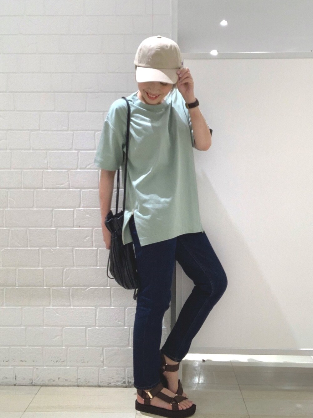 「シンプルコーデ、大人カジュアル、プチプラコーデ、カジュアルコーデ、お洒落さんとつながりたい、大人コーデ、夏だ！Tシャツ着よう！、スニーカーコーデ、USAコットン、グローバルワーク(GLOBAL WORK)」｜「GLOBAL WORKのUSAコットンZIPチュニックＴ/875614（Tシャツ/カットソー、グリーン系）」を使った、tahanyanさん（レディース・155cm）の夏コーディネートの1枚目の写真
