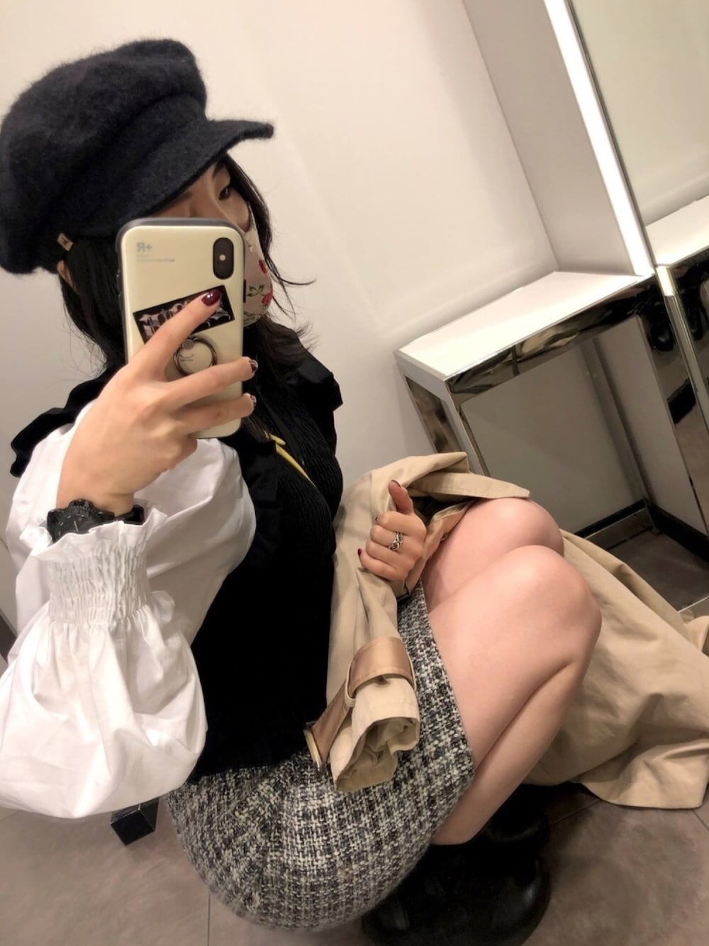 「秋のコーデ、ロングコート、ミニスカート、キャスケット、韓国ファッション、ブーツ、チェック」｜「ZARAのアイテム（トップス、ブラック系）」を使った、みんちゅさん（レディース・150cm）の秋コーディネートの1枚目の写真