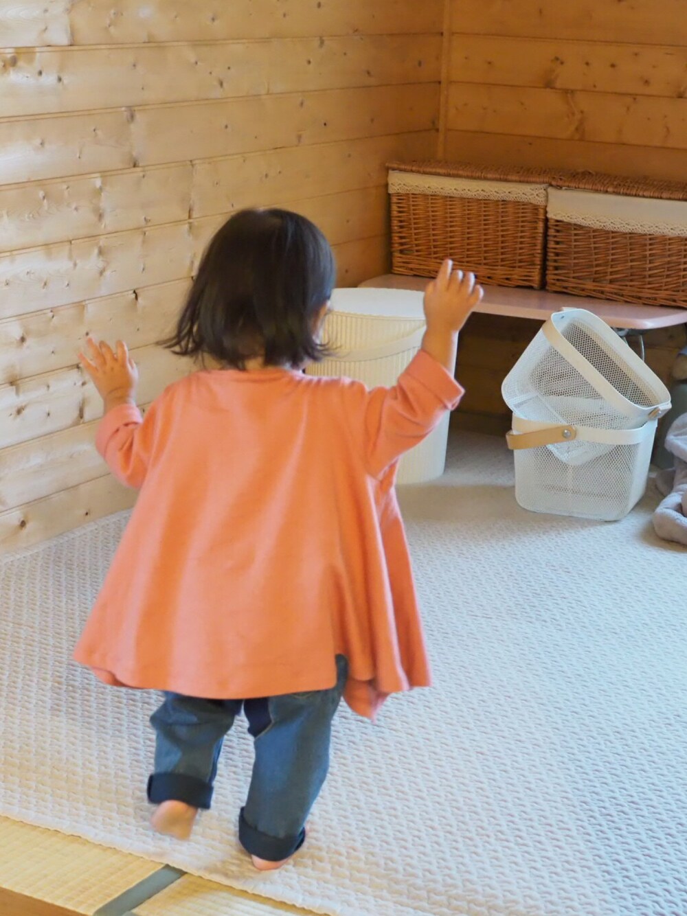 「女の子、ワンピース、キッズコーデ、秋のコーデ」｜「なんだっけのアイテム（Tシャツ/カットソー、ピンク系）」を使った、はちこさん（レディース・153cm）の秋コーディネートの1枚目の写真