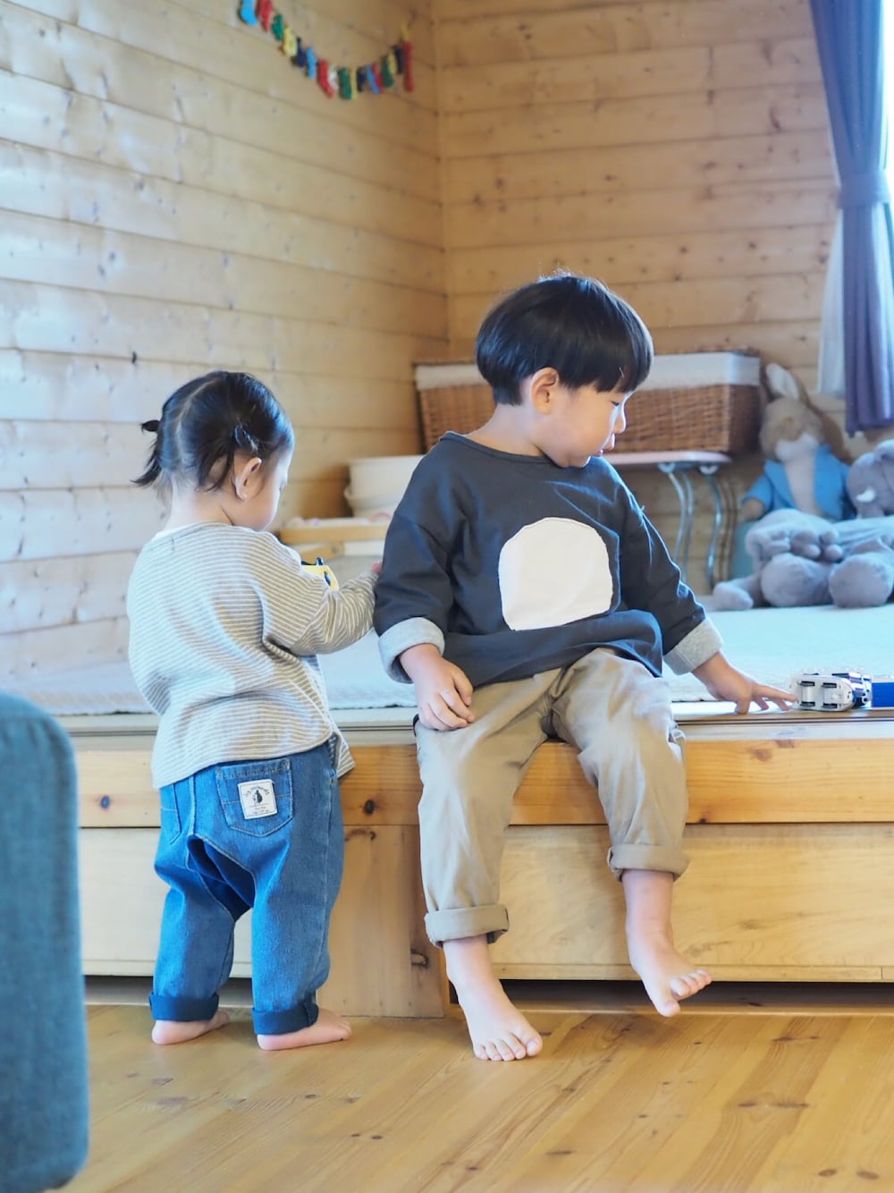 「キッズコーデ、兄妹コーデ」｜「赤ちゃん本舗のアイテム（デニムパンツ、ブルー系）」を使った、はちこさん（キッズ・70cm）の秋コーディネートの1枚目の写真