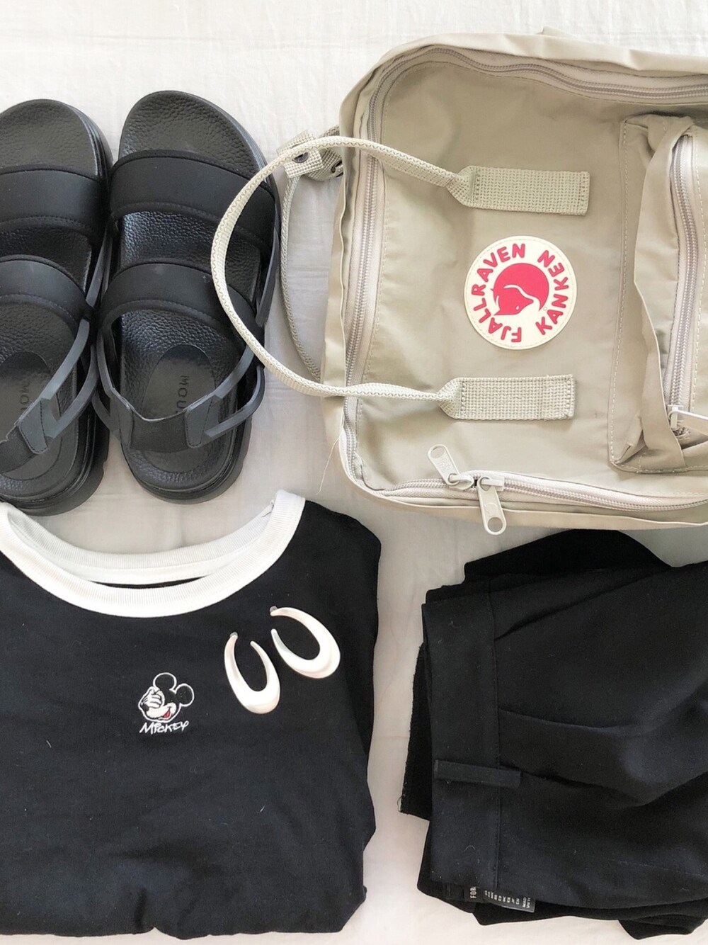 「シンプルコーデ、カジュアルコーデ、おしゃれさんと繋がりたい、ディズニーコーデ、サンダル、ミッキー、ブラック」｜「FOREVER 21のアイテム（パンツ、ブラック系）」を使った、emu.さん（レディース・161cm）の夏コーディネートの1枚目の写真