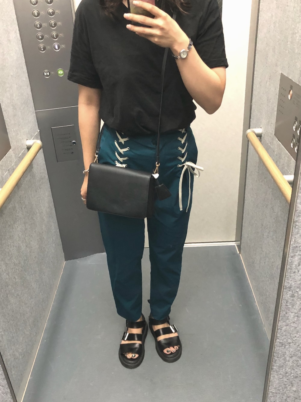 「ラクチンコーデ、カジュアルコーデ、秋のコーデ、パンツスタイル、ootd、UNIQLO、おしゃれさんと繋がりたい」｜「UNIQLOのアイテム（Tシャツ/カットソー、ブラック系）」を使った、emu.さん（レディース・161cm）の秋コーディネートの1枚目の写真