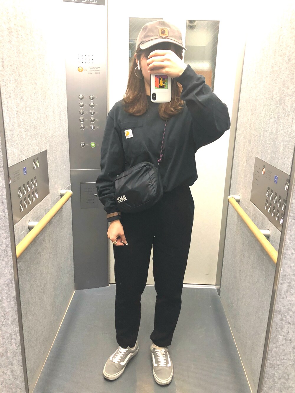 「オトナカジュアル、春、カジュアルコーデ、おしゃれさんと繋がりたい、スニーカーコーデ、いいね、save、フォローお願いします🤑、休日スタイル、VANS、carhartt、黒コーデ」｜「Carharttのcarhartt(カーハート) Workwear Pocket Long-Sleeve T-Shirts ポケットロングTシャツ（Tシャツ/カットソー、ブラック系）」を使った、emu.さん（レディース・161cm）の春コーディネートの1枚目の写真
