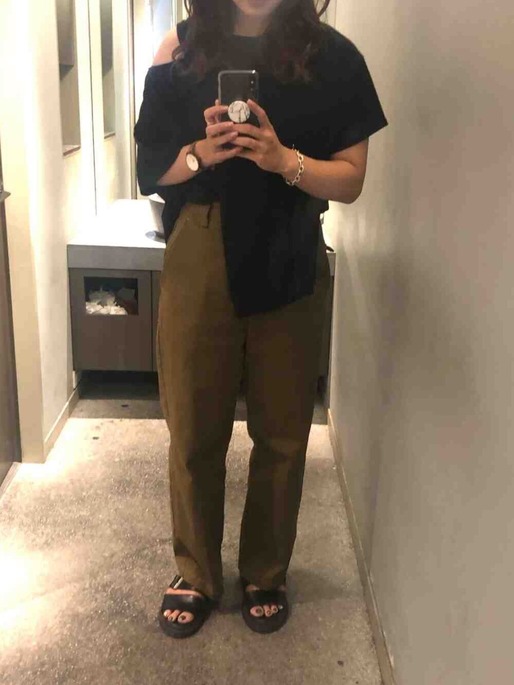 「ラクチンコーデ、パンツスタイル、お洒落さんとつながりたい、今日のコーデ、サンダル、Dr.Martens、大人カジュアル、夏コーデ、きれいめカジュアル、ゆるコーデ」｜「KBFの配色stワークディテールパンツ（その他パンツ、グリーン系）」を使った、emu.さん（レディース・161cm）の春コーディネートの1枚目の写真