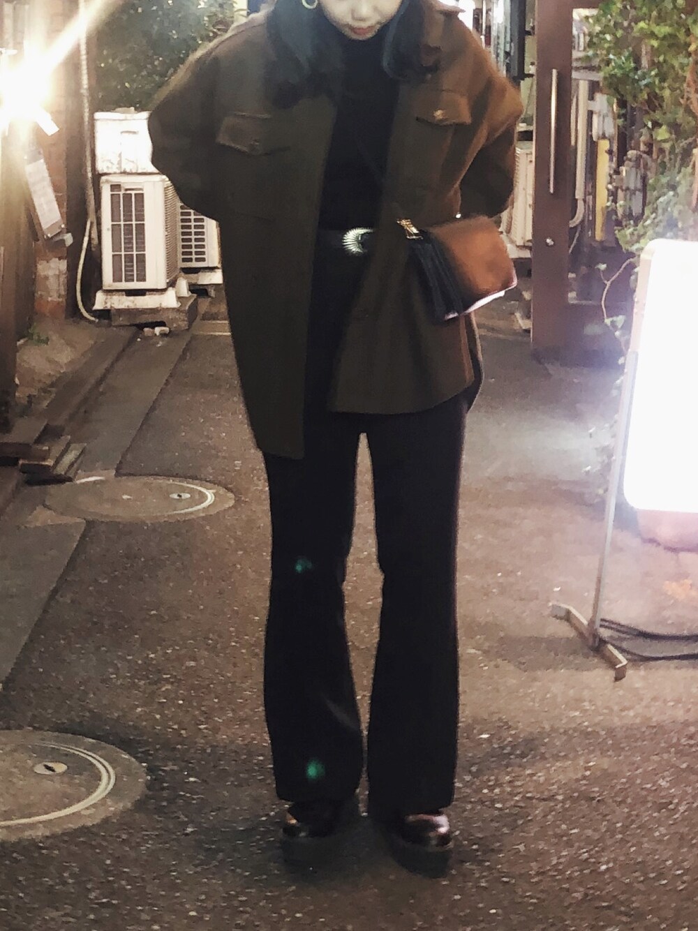 「やっぱりストリートが好き、秋冬コーデ、オトナカジュアル、今日のコーデ」｜「WHO'S WHO galleryのセンタープレスフレアパンツ /スモーキーカラーパンツ/美脚/スラックス（スラックス、ブラック系）」を使った、emu.さん（レディース・161cm）の秋コーディネートの1枚目の写真