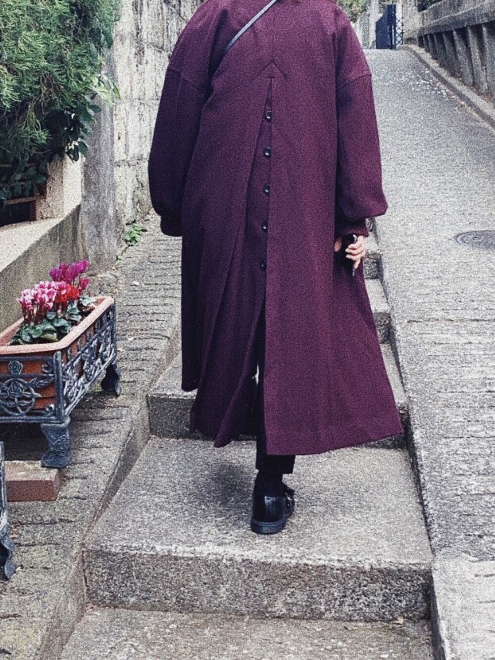 「冬アウター着回しチャレンジ、冬コーデ、おしゃれさんと繋がりたい、今日のコーデ、キレイめ、シンプル、コート、マーチン、Dr.Martens、オトナ女子」｜「miciの[otonaMUSE12月号 SPRiNG掲載](mici)ウールコート（その他アウター、パープル系）」を使った、emu.さん（レディース・161cm）の冬コーディネートの1枚目の写真