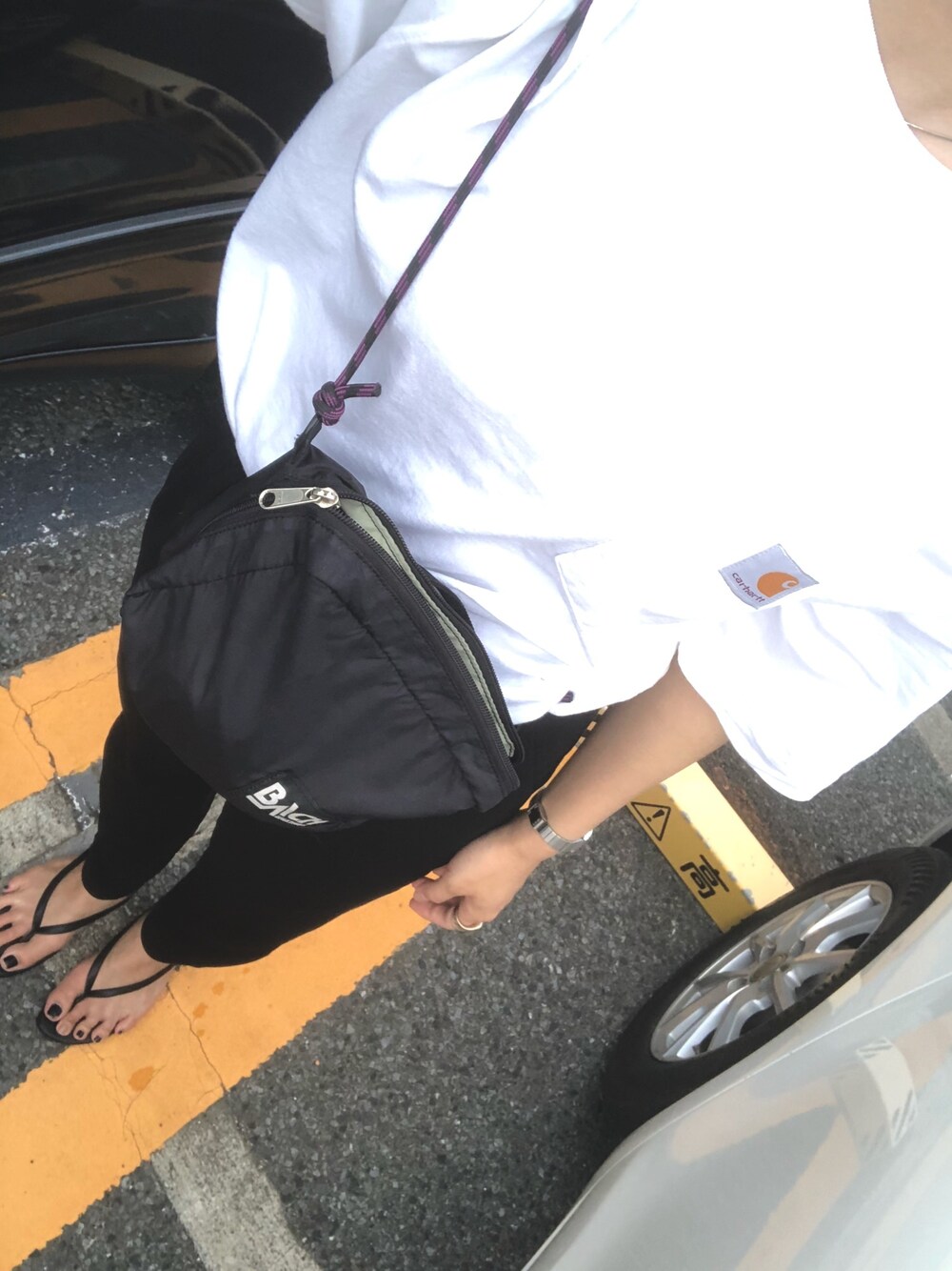 「シンプルコーデ、休日スタイル、Tシャツ、夏コーデ、carhartt、ラクチンコーデ、海」｜「Carharttのcarhartt(カーハート) ビッグシルエット ポケット半袖 ロゴ Tシャツ Workwear Pocket 1/2 Sleeve T-Shirts (Chaco closet)（Tシャツ/カットソー、ホワイト系）」を使った、emu.さん（レディース・161cm）の夏コーディネートの1枚目の写真