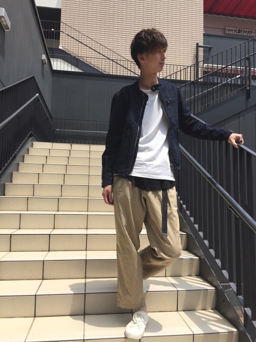 「スニーカー、デニム、ライダース、AVIREX、休日スタイル、タックパンツ、新作、白Tシャツ、イオンモール岡山」｜「AVIREXの【直営店限定】avirex/アヴィレックス/ TYPE BLUE DENIM  SINGLE RIDERS/ タイプブルー デニム シングルライダース（デニムジャケット、ブルー系）」を使った、joujiさん（メンズ・184cm）の夏コーディネートの1枚目の写真