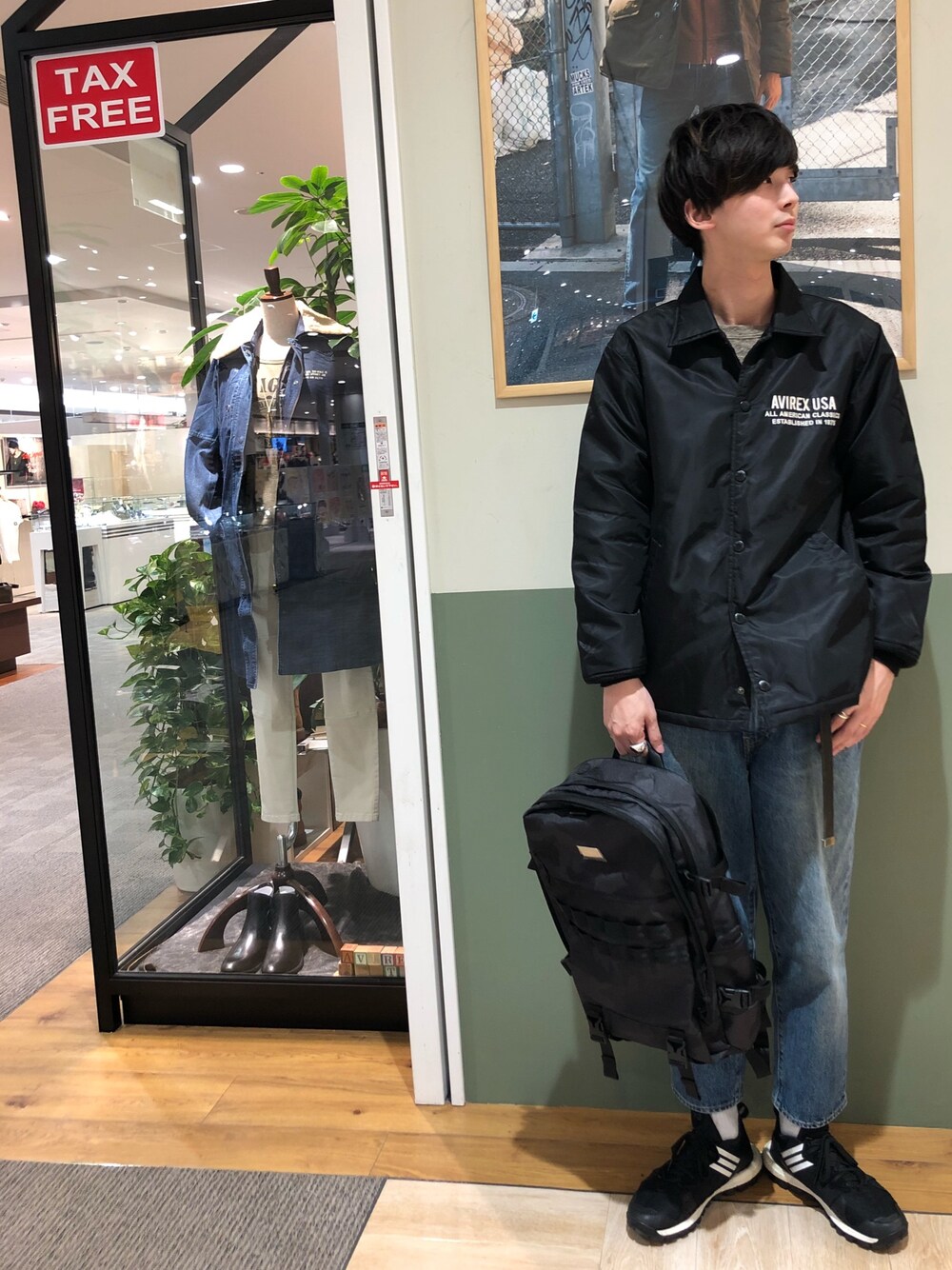 「デニム、カジュアル、ブラック、秋のコーデ、AVIREX、NEWERA、オーバーサイズ、ラフ、カジュアルコーデ、秋」｜「AVIREXのavirex/ アヴィレックス / VARSITY COACH JACKET/ ヴァーシティー コーチジャケット（ナイロンジャケット、ブラック系）」を使った、joujiさん（メンズ・184cm）の冬コーディネートの1枚目の写真