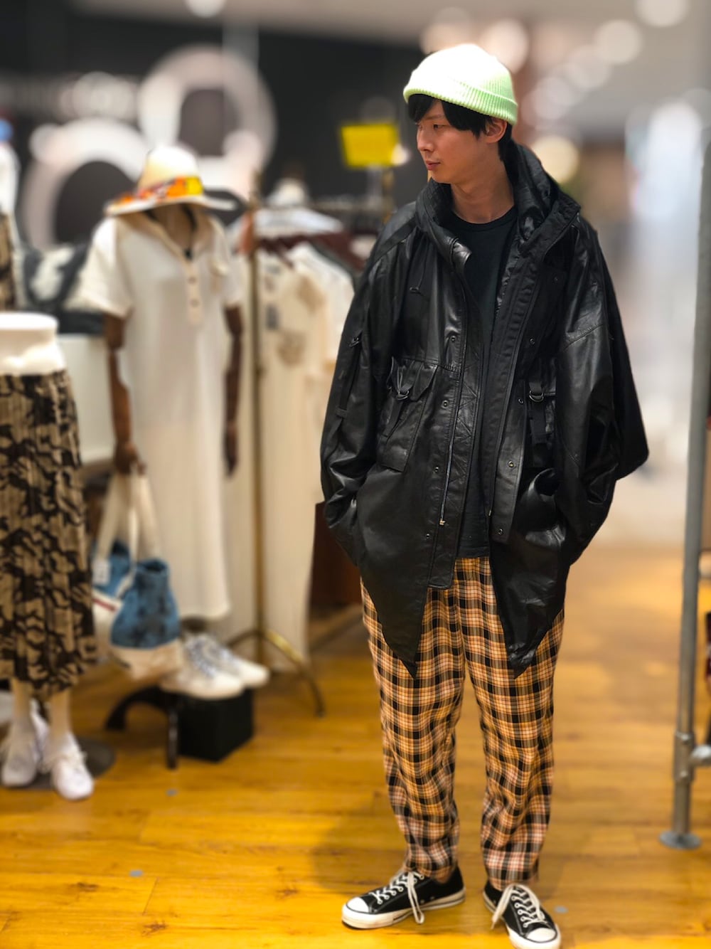 「スニーカー、シンプル、レザー、AVIREX、ポンチョ、オーバーサイズ、スニーカーコーデ、ootd、今日のコーデ、amc」｜「AVIREXのライトレザーポンチョ/WR LIGHT LEATHER PONCHO【Avirex Military Camp】（ポンチョ、ブラック系）」を使った、joujiさん（メンズ・184cm）の夏コーディネートの1枚目の写真