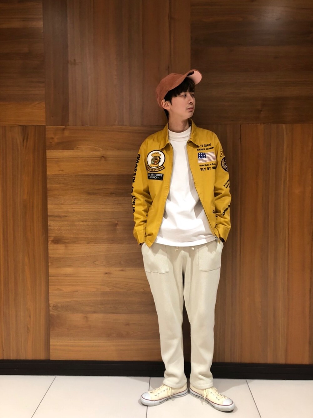 「スニーカー、イエロー、キャップ、AVIREX、休日スタイル、ホワイトパンツ、ootd、春コーデ、カジュアルコーデ、今日のコーデ」｜「AVIREXのU.S.A.F. B-2 ジャケット/U.S.A.F. B-2 JACKET（ミリタリージャケット、イエロー系）」を使った、joujiさん（メンズ・184cm）の冬コーディネートの1枚目の写真