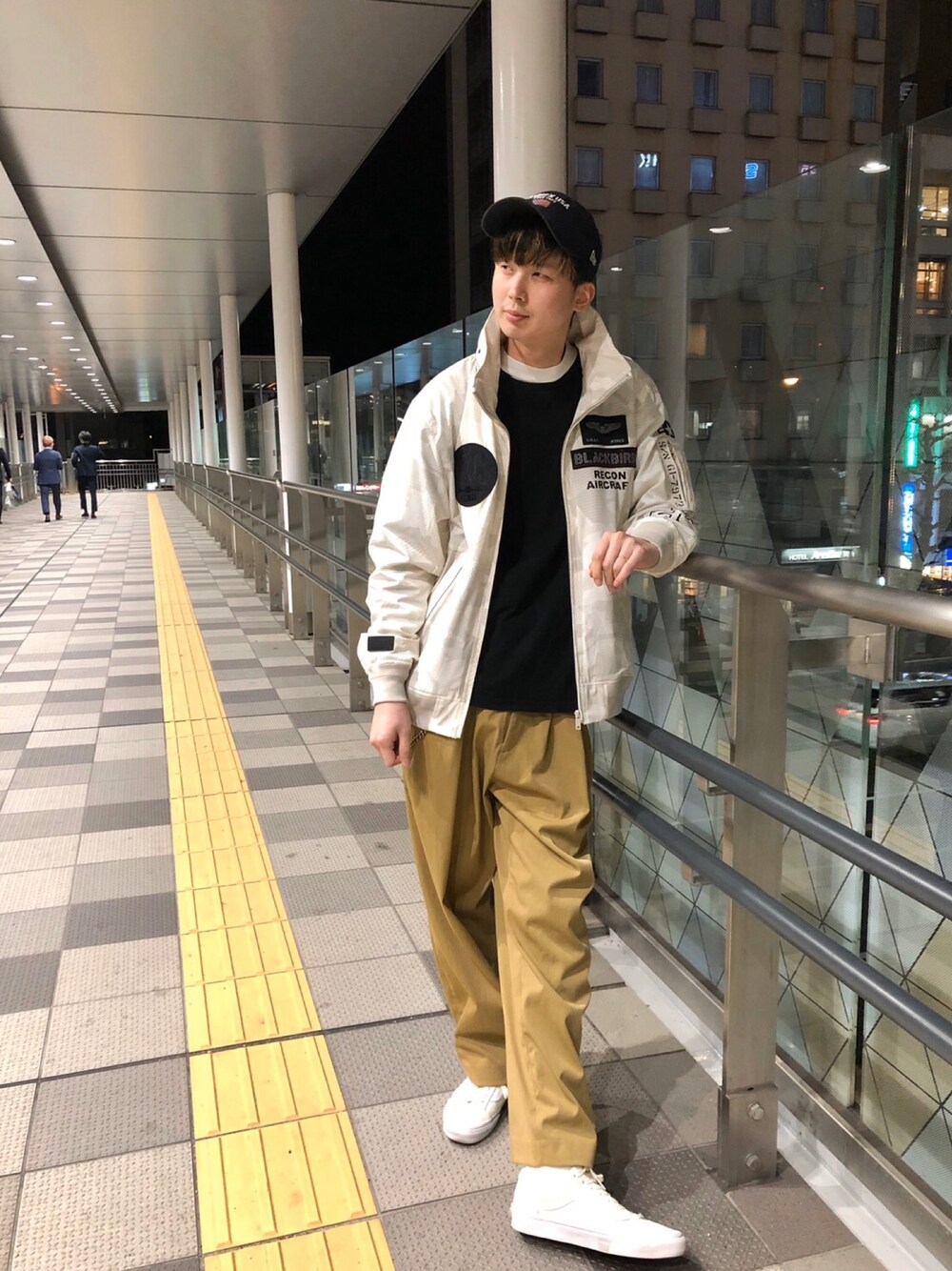 「シンプル、ベージュ、AVIREX、大人カジュアル、デート、春、ストリートMIX、アラフォー、今日のコーデ、イオンモール岡山」｜「AVIREXのブラックバード スタンドジップ ジャケット/BLACK BIRD STAND ZIP JACKET/AVIREX/アヴィレックス（ミリタリージャケット、ホワイト系）」を使った、joujiさん（メンズ・184cm）の春コーディネートの1枚目の写真