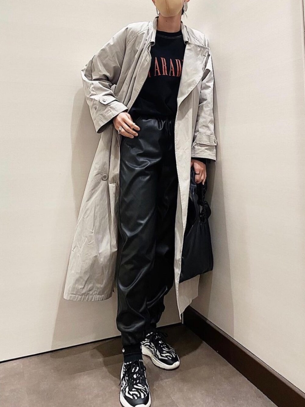 「大人カジュアル、春めきシューズ、春カラー、パンツスタイル、カジュアルコーデ、春コーデ、ラクチンコーデ、EMODA、スウェット、GU」｜「GUのアイテム（スニーカー、ブラック系）」を使った、manamiさん（レディース・168cm）の春コーディネートの1枚目の写真