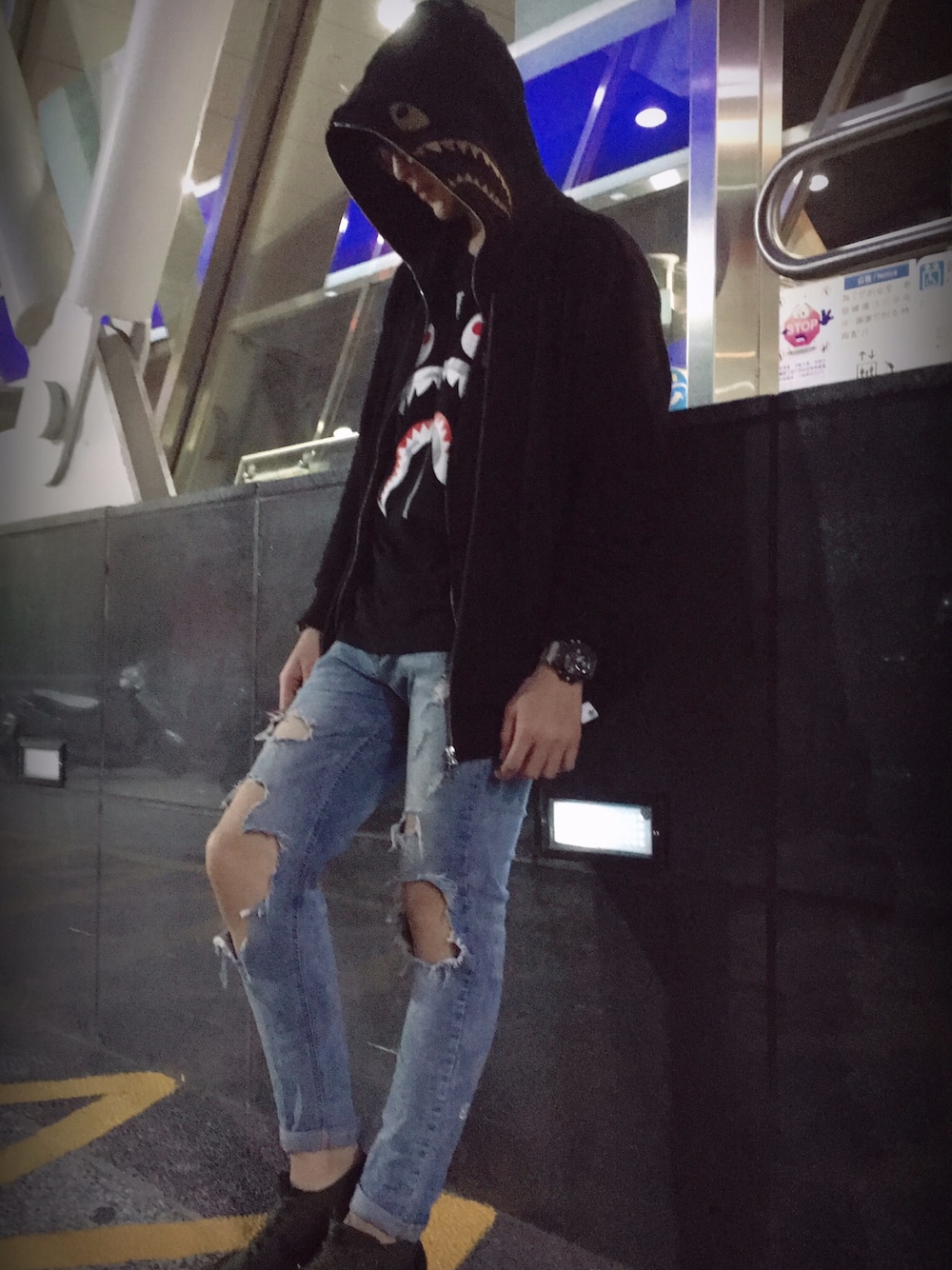 「捷運站、bapeshark、undefeated」｜「CASIOのGG-1000（アナログ腕時計、グリーン系）」を使った、陳柏旭さん（メンズ・183cm）の冬コーディネートの1枚目の写真