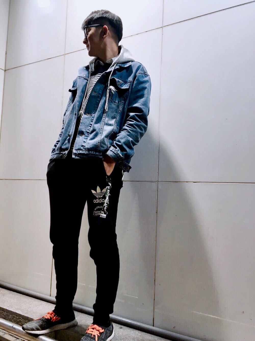 「NET」｜「no brandのアイテム（デニムジャケット、ブルー系）」を使った、陳柏旭さん（メンズ・183cm）の冬コーディネートの1枚目の写真