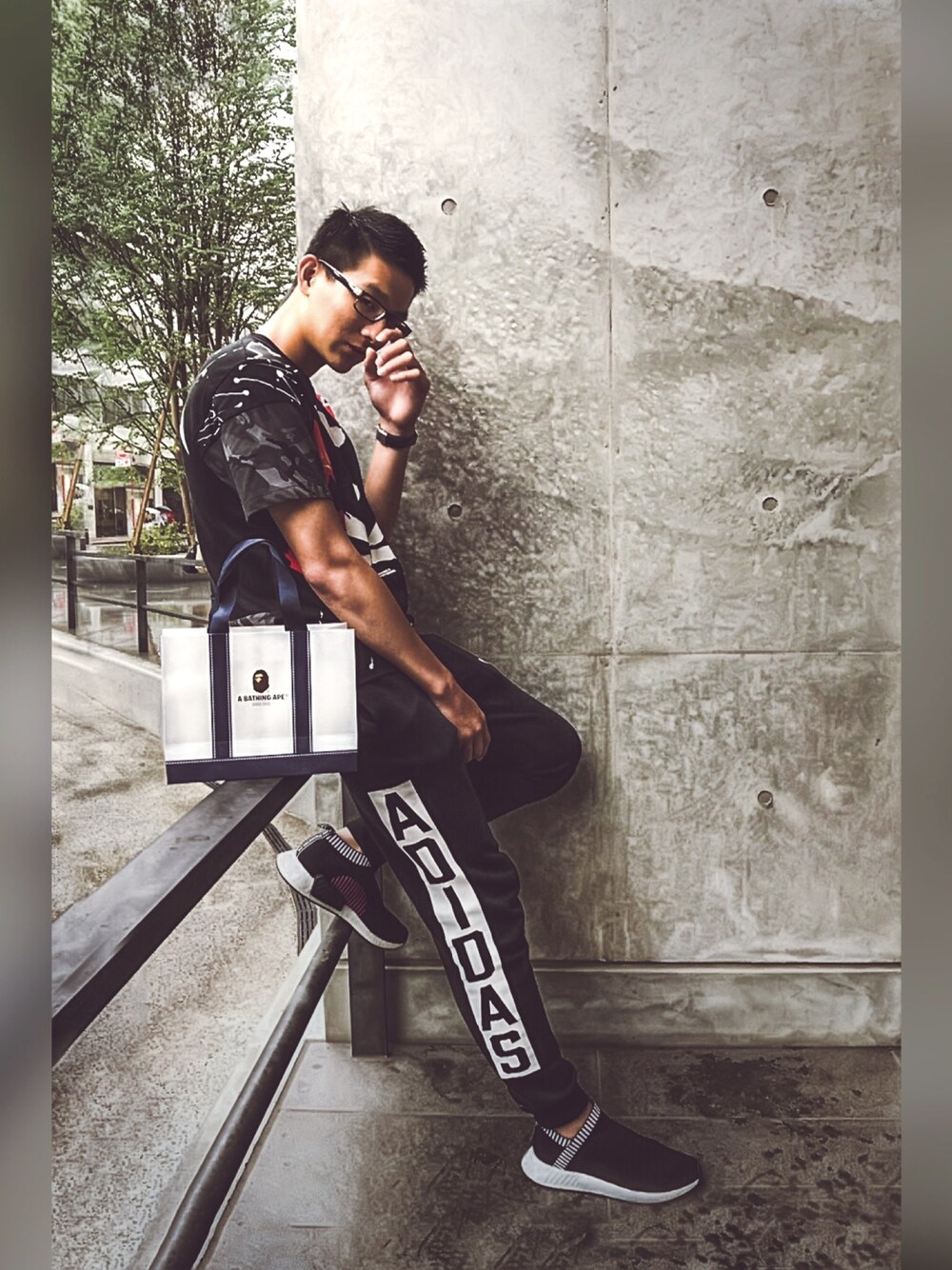 「GINZA SIX」｜「adidas Originalsのアイテム（チノパンツ、ブラック系）」を使った、陳柏旭さん（メンズ・183cm）の冬コーディネートの1枚目の写真