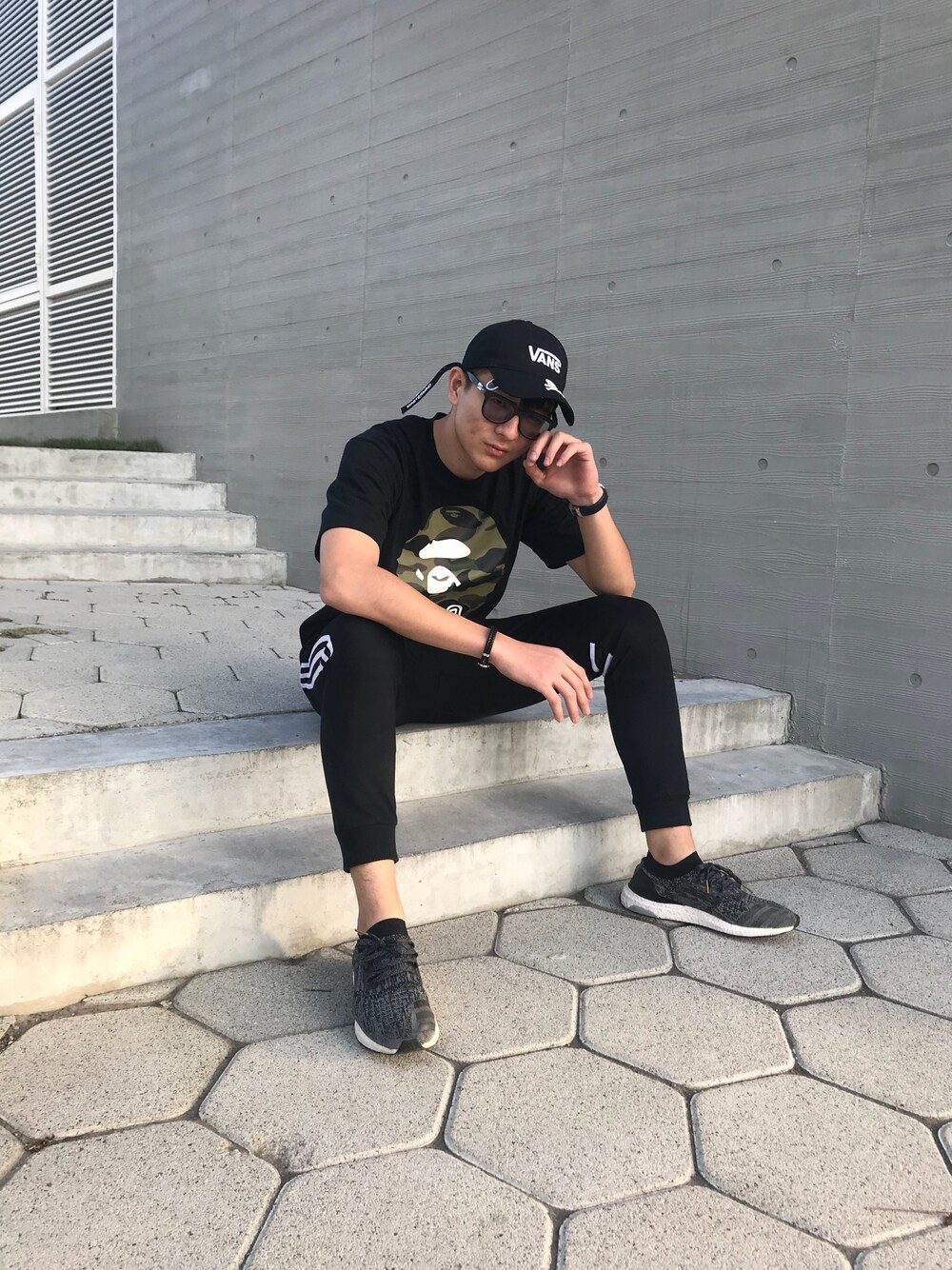 「kaohsiung」｜「adidas Originalsのアイテム（チノパンツ、ブラック系）」を使った、陳柏旭さん（メンズ・183cm）の冬コーディネートの1枚目の写真