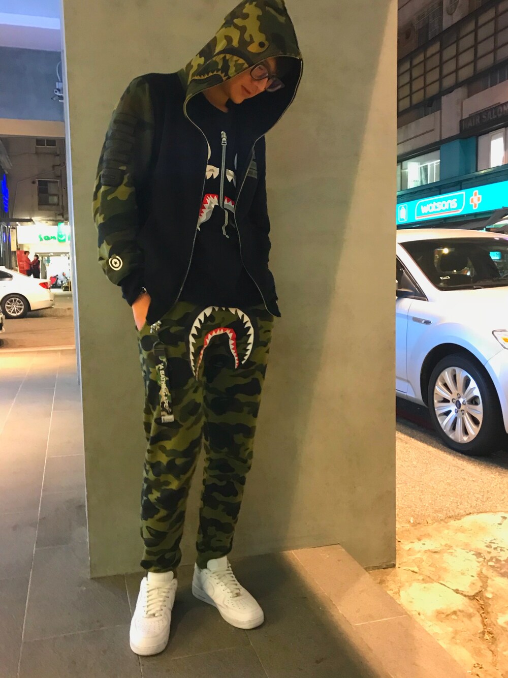 「NIKEのアイテム（スニーカー、ホワイト系）」を使った、陳柏旭さん（メンズ・183cm）の冬コーディネートの1枚目の写真