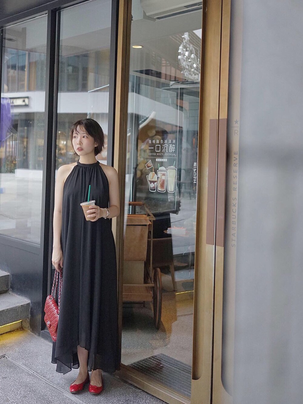 「chanel、repetto、今日のコーデ、おしゃれさんと繋がりたい、ootd、FUDGE、GISELe、今日の服、ロンドン」｜「Estella.Kのアイテム（ワンピース/ドレス、ブラック系）」を使った、Rach 🌌さん（レディース・163cm）の夏コーディネートの1枚目の写真