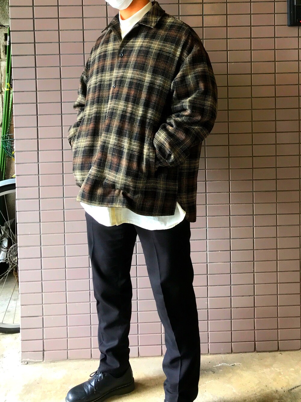 「ハレ(HARE)、ビッグシルエット、シンプル、ユニクロ、チェックシャツ、春コーデ、テーパードパンツ、黒、茶色、女子受け」｜「UNIQLOのヒートテックタートルネックT（長袖）（その他アンダーウェア/インナー、ホワイト系）」を使った、くろみつのかんてんさん（メンズ・170cm）の冬コーディネートの1枚目の写真