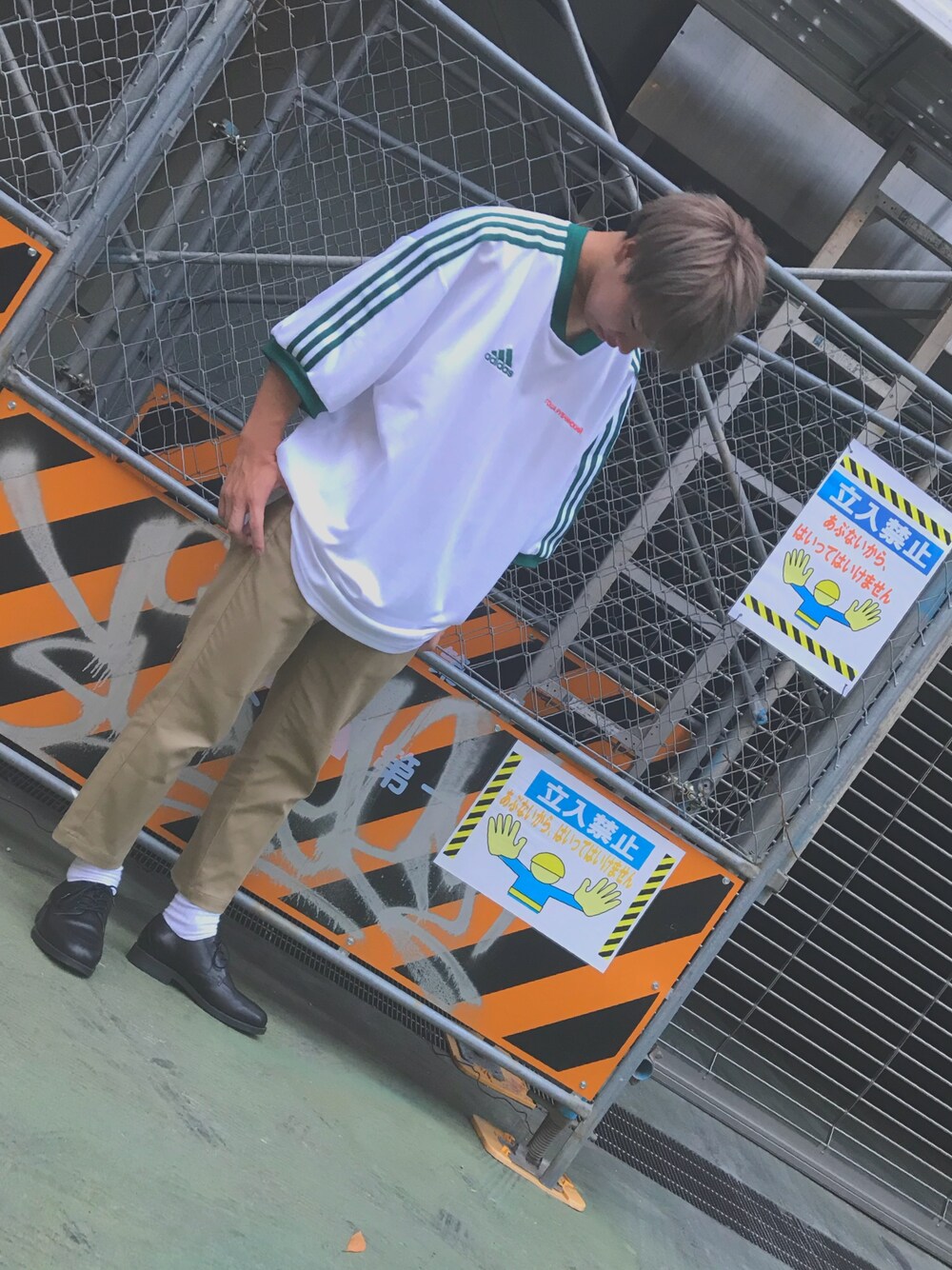 「カジュアルコーデ、ビックシルエット、黒、ディッキーズ(Dickies)、秋コーデ、ゴーシャラブチンスキー、モテ服、古着MIX」｜「Gosha Rubchinskiyのアイテム（Tシャツ/カットソー、ホワイト系）」を使った、くろみつのかんてんさん（メンズ・170cm）の夏コーディネートの1枚目の写真