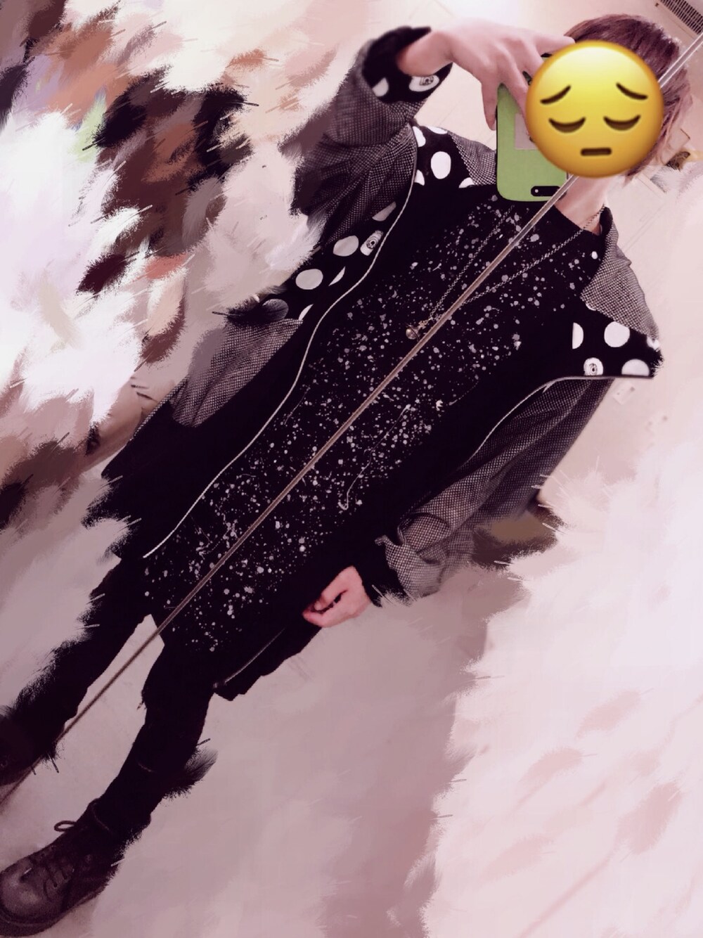 ブラック系のTシャツ/カットソー、ブラック系のパーカー、ブラック系のデニムパンツを着用したメンズの秋コーディネートの1枚目の写真