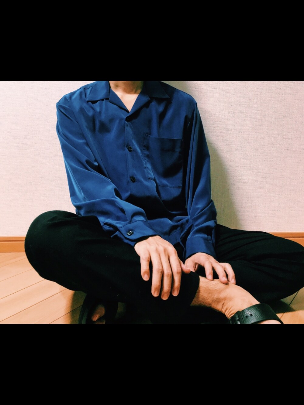 ブルー系のシャツ/ブラウス、ブラック系のスラックス、ブラック系のサンダルを着用したメンズの春コーディネートの1枚目の写真