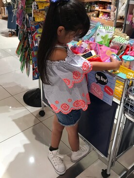 「ZARA（ザラ）のアイテム（Tシャツ/カットソー、ブルー系）」を使った、サニーさん（レディース）の夏コーディネート