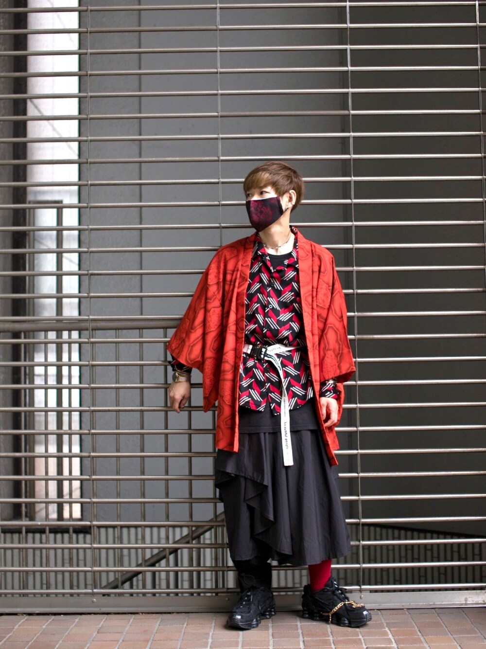 「着物、赤、黒、今日のコーデ、お洒落さんとつながりたい、古着コーデ」｜「usedのアイテム（その他アウター、レッド系）」を使った、TAさん（メンズ・165cm）の冬コーディネートの1枚目の写真