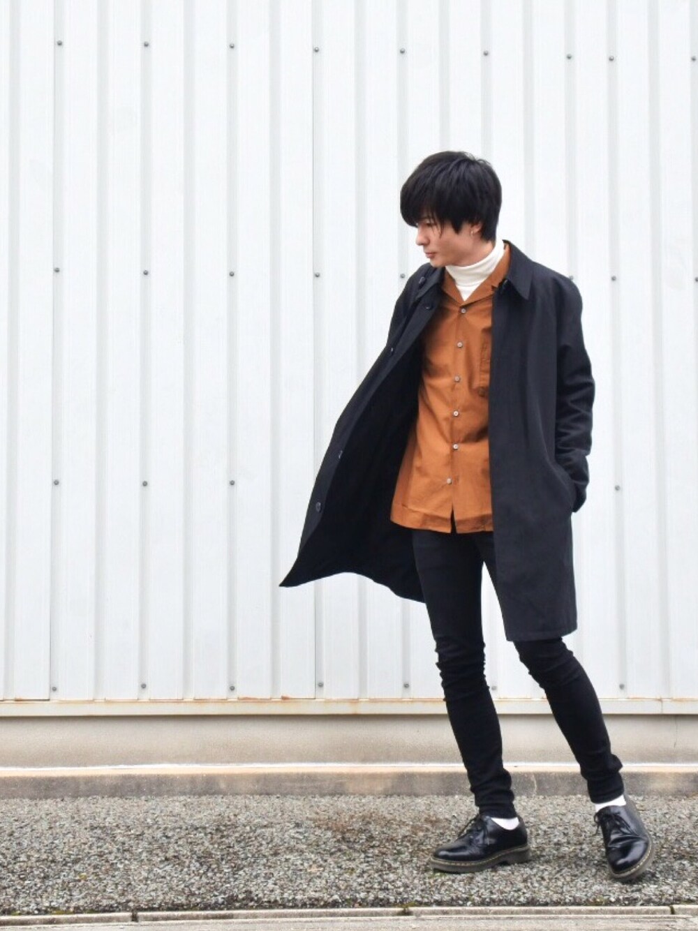 「UNIQLO U、ユニクロコーデ、UNIQLOコーデ、UNIQLO、ユニクロユー、コート、ドクターマーチン、Dr.Martens、黒スキニー、オープンカラーシャツ」｜「A.P.C.のNEW MAC 14A（ステンカラーコート、ブラック系）」を使った、ぱりす。さん（メンズ・171cm）の冬コーディネートの1枚目の写真