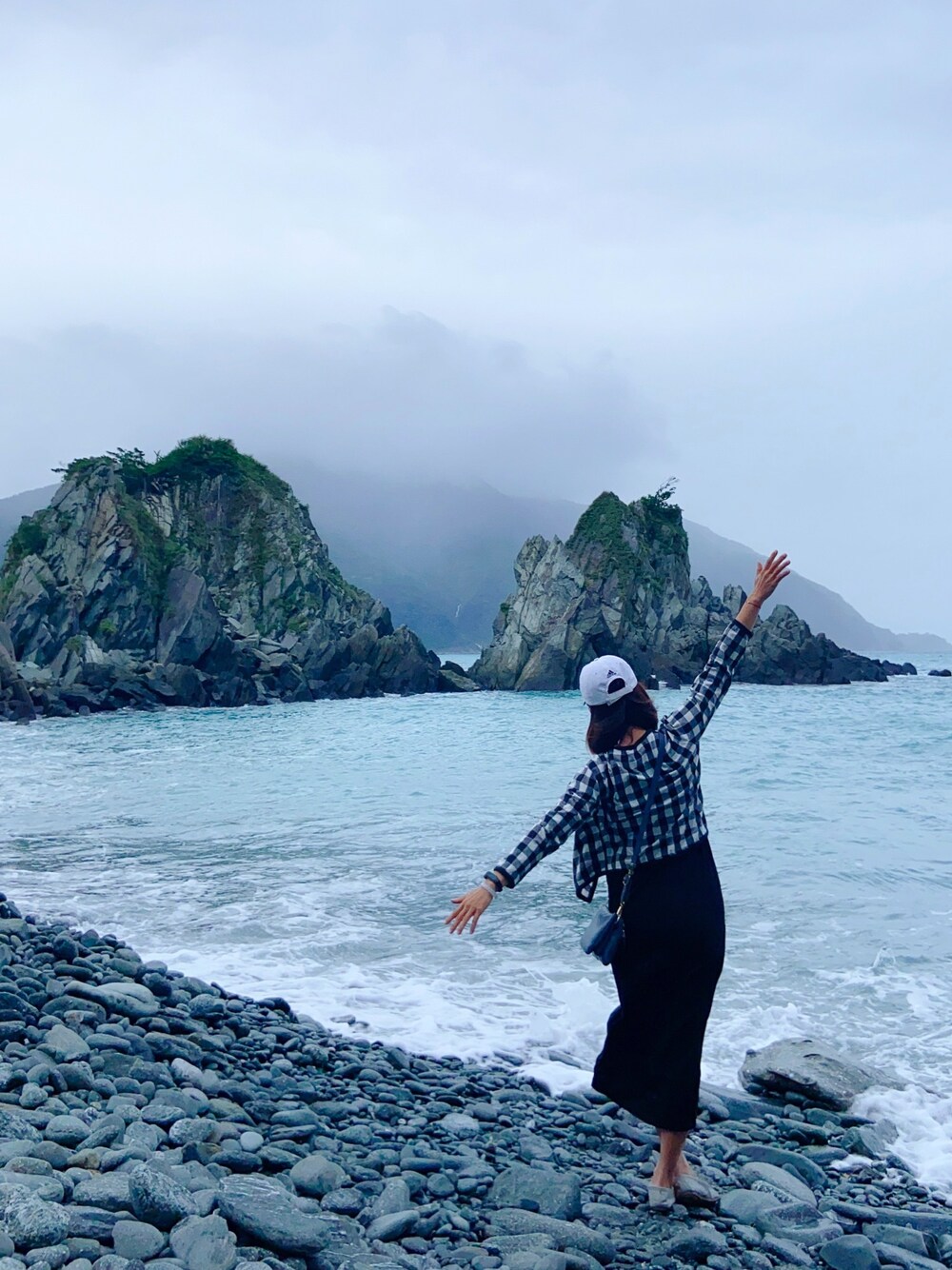 「夏、秋のコーデ、街頭穿搭、休閒、洋裝、黑白搭配、adidas、海、秘境、黑色」｜「adidasのグラフィックキャップ [Graphic Cap] アディダス（キャップ、ブルー系）」を使った、Wang Hsiu Huiさん（レディース・160cm）の夏コーディネートの1枚目の写真